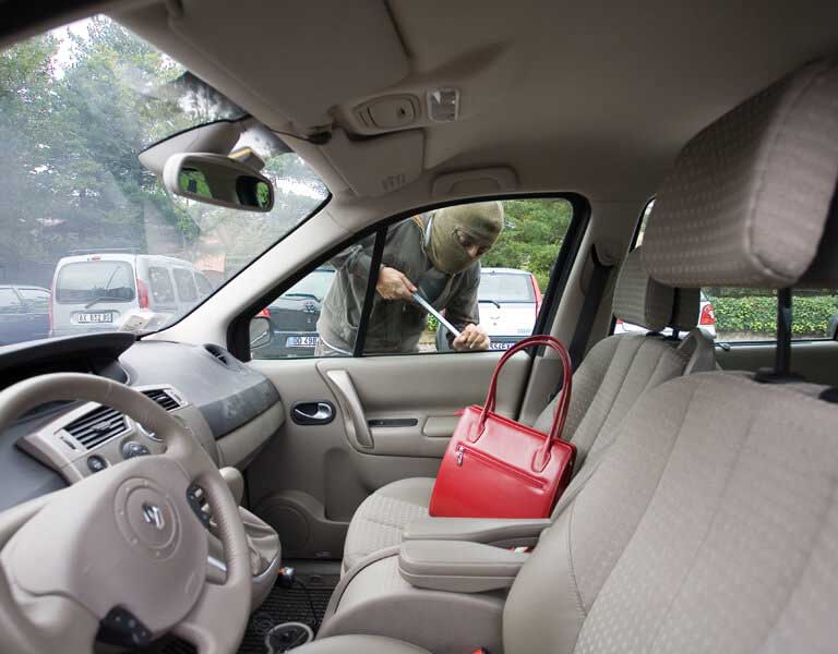 Ilustračný obrázok, zlodej vykráda auto